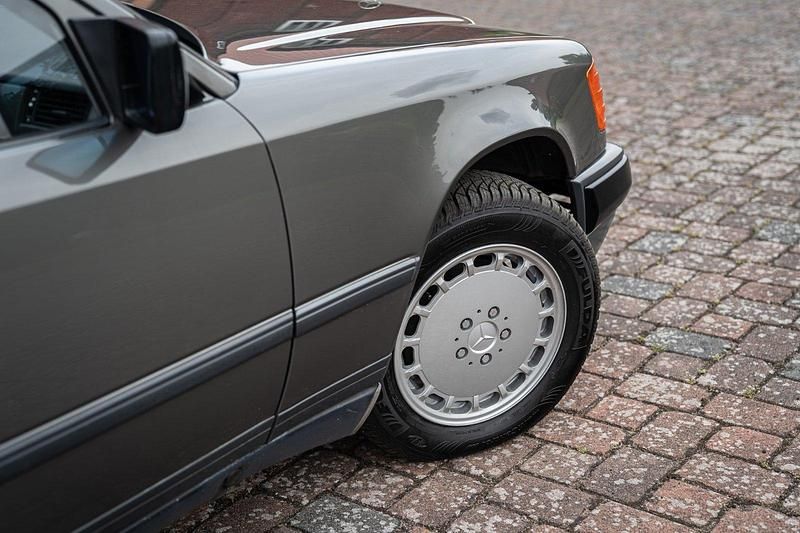 Gebraucht Mercedes 200 118 PS (86 kW) 1989 Grau Kombi