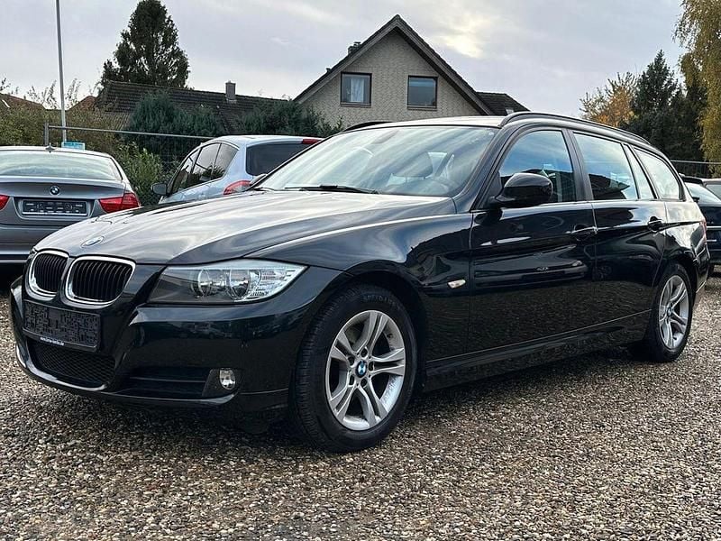 Schwarz Gebraucht 2012 BMW 318 Comfort Edition Kombi | 9.690 € (Fairer Preis) - Bild 1/4