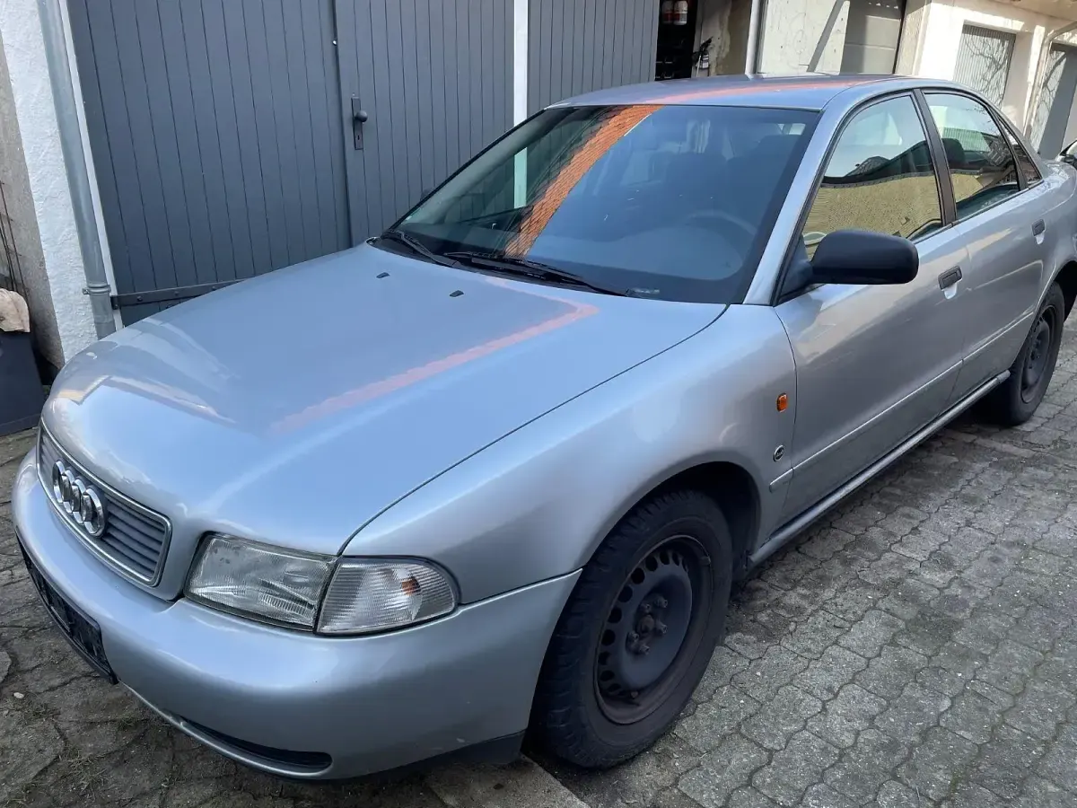 Używany Audi A4 125 KM (91 kW) 1995 Srebrny Sedan/Limuzyna