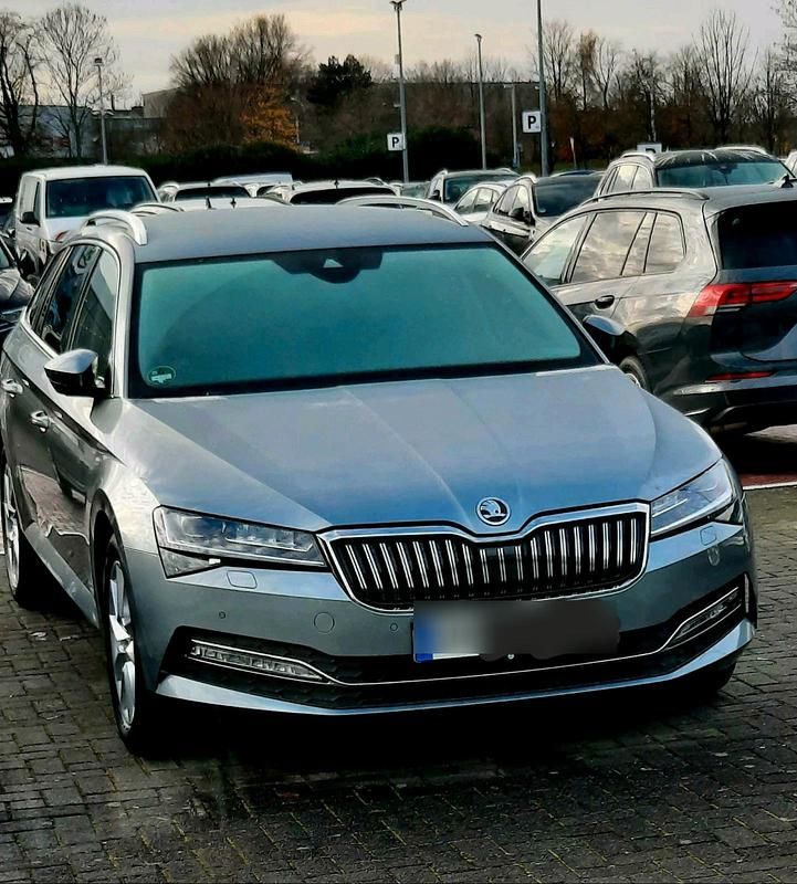 Grau Gebraucht 2020 Skoda Superb Kombi | 21.900 € (Etwas zu teuer) - Bild 1/4