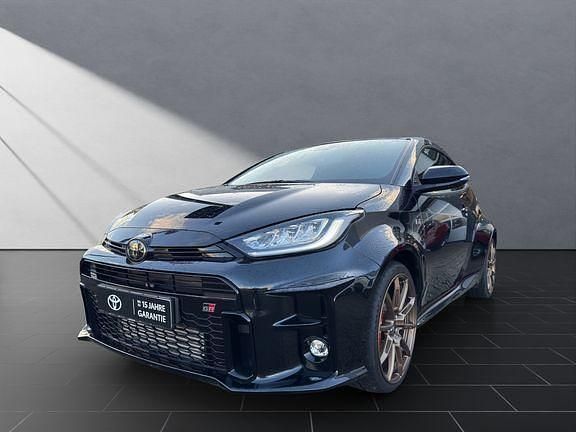 Schwarz Gebraucht 2023 Toyota Yaris Basis Limousine | 41.490 € (Teuer) - Bild 1/4