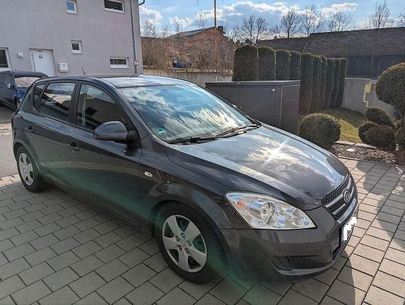 Gebraucht Kia Ceed LX 109 PS (80 kW) 2009 Grau Kleinwagen