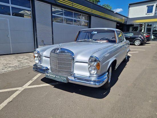 Silber Gebraucht 1966 Mercedes 250 Coupé | 49.950 € - Bild 1/4