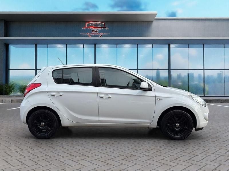 Gebraucht Hyundai i20 Edition 77 PS (56 kW) 2010 Weiß Kleinwagen