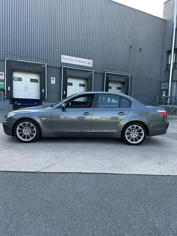 Gebraucht BMW 523 177 PS (130 kW) 2005 Silber Limousine
