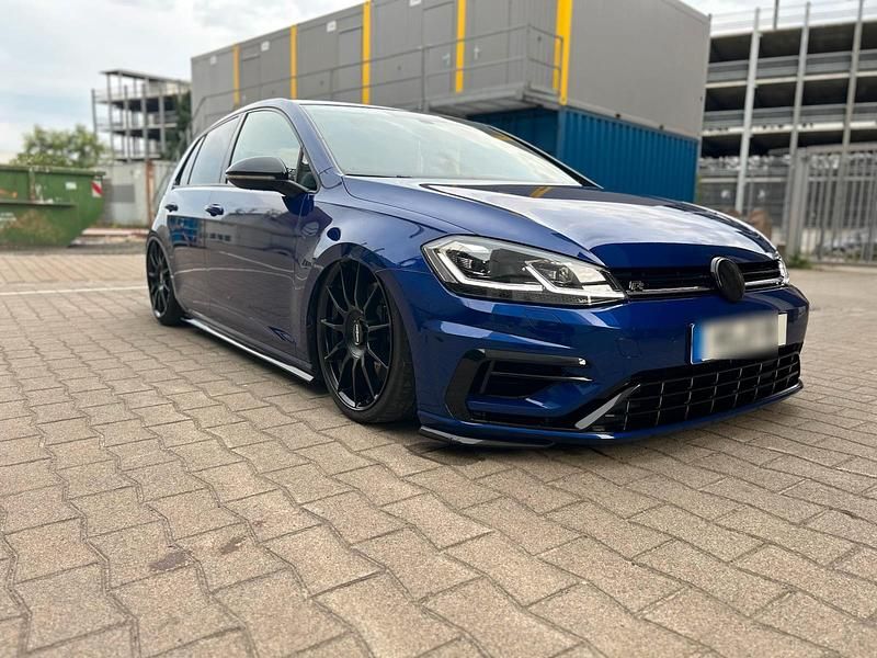 Blau Gebraucht 2017 VW Golf VII Kleinwagen | 26.500 € - Bild 1/4