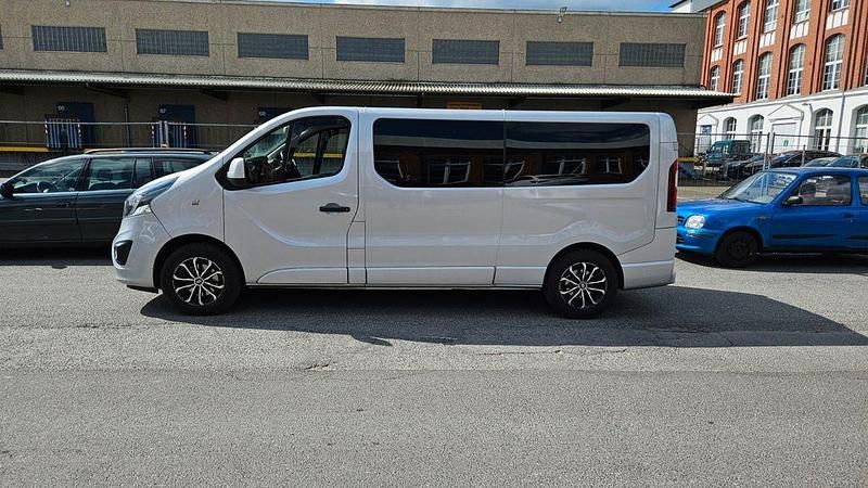 Silber Gebraucht 2015 Opel Vivaro S Van / Kleinbus | 13.800 € (Etwas zu teuer) - Bild 1/4