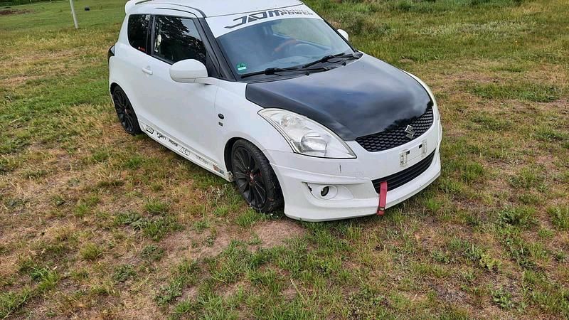 Weiß Gebraucht 2013 Suzuki Swift Style Kleinwagen | 2.999 € (Guter Preis) - Bild 1/4