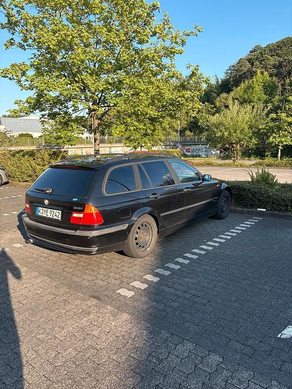Schwarz Gebraucht 2001 BMW 318 Kombi | 1.850 € - Bild 1/4