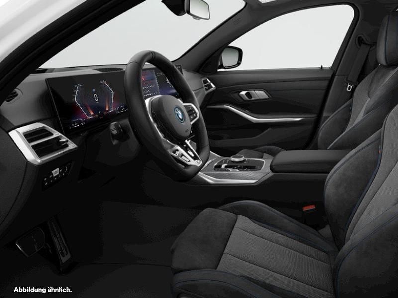 Weiß Gebraucht 2024 BMW 330e Kombi | 52.435 € - Bild 1/2
