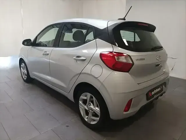 Gebraucht Hyundai i10 Trend 67 PS (49 kW) 2023 Silber Kleinwagen