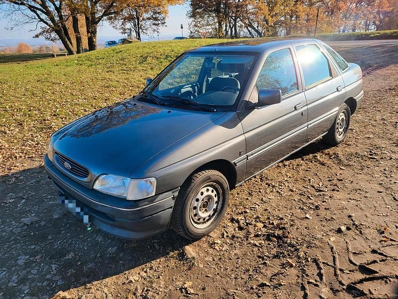 Gebraucht Ford Escort 90 PS (66 kW) 1993 Silber Limousine