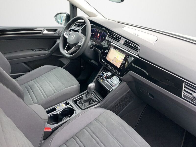 Gebraucht VW Touran Highline 150 PS (110 kW) 2024 Pure white Van / Kleinbus