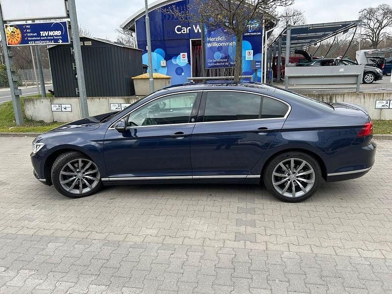 Blau Gebraucht 2016 VW Passat Highline Limousine | 17.500 € (Guter Preis) - Bild 1/4
