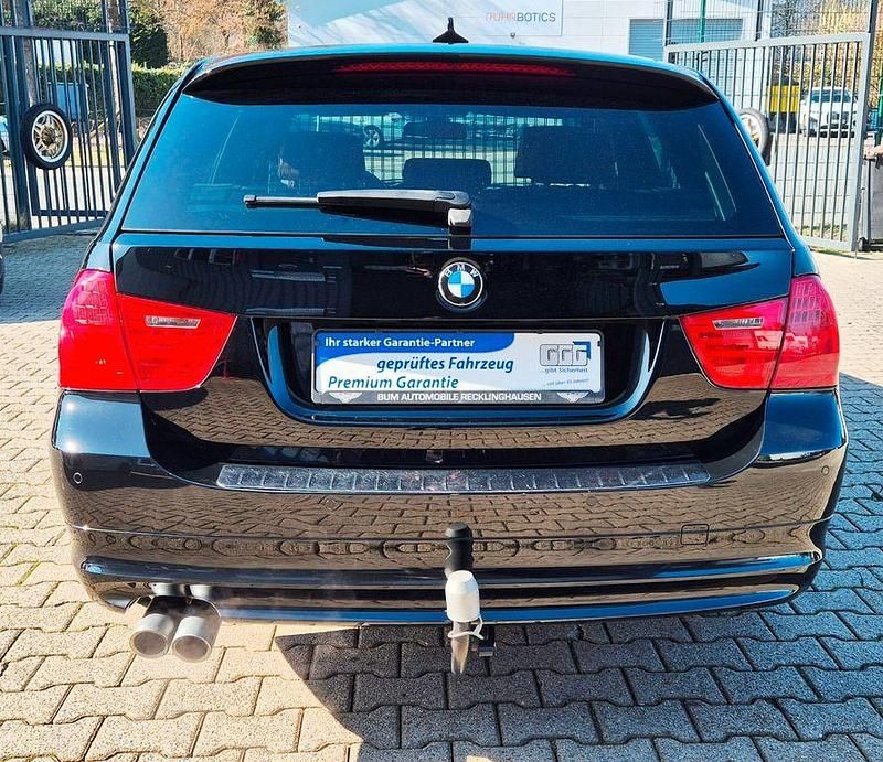 Gebraucht BMW 325 218 PS (160 kW) 2011 Schwarz Kombi
