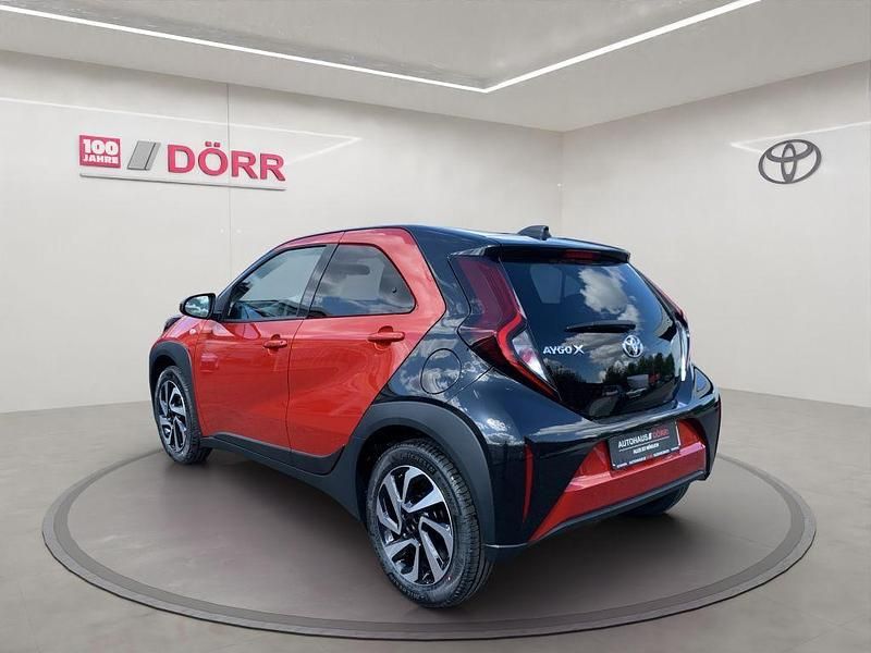 Neu Toyota Aygo X 72 PS (52 kW) 2025 Chili red perleffekt/dach myst SUV