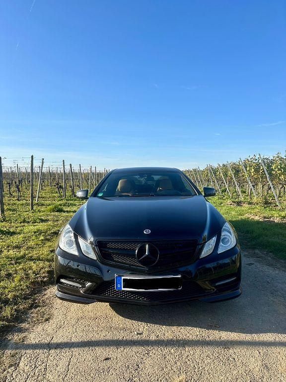 Schwarz Gebraucht 2012 Mercedes E350 AMG line Coupé | 15.700 € (Fairer Preis) - Bild 1/4