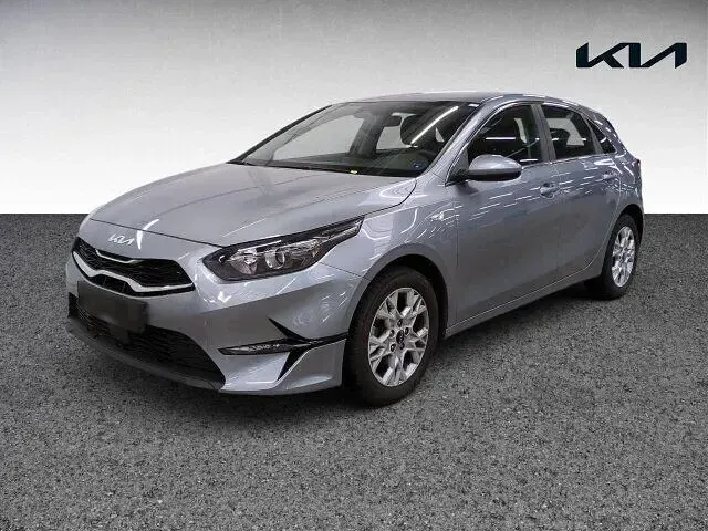 Gebraucht Kia Ceed Comfort 140 PS (102 kW) 2024 Lunarsilber Kleinwagen