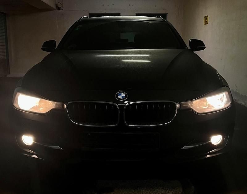 Schwarz Gebraucht 2013 BMW 320 Sport Line Kombi | 7.999 € (Superpreis) - Bild 1/4