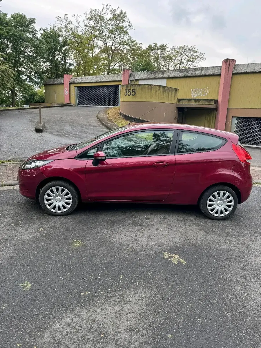Gebraucht Ford Fiesta Ambiente 60 PS (44 kW) 2009 Rot Limousine