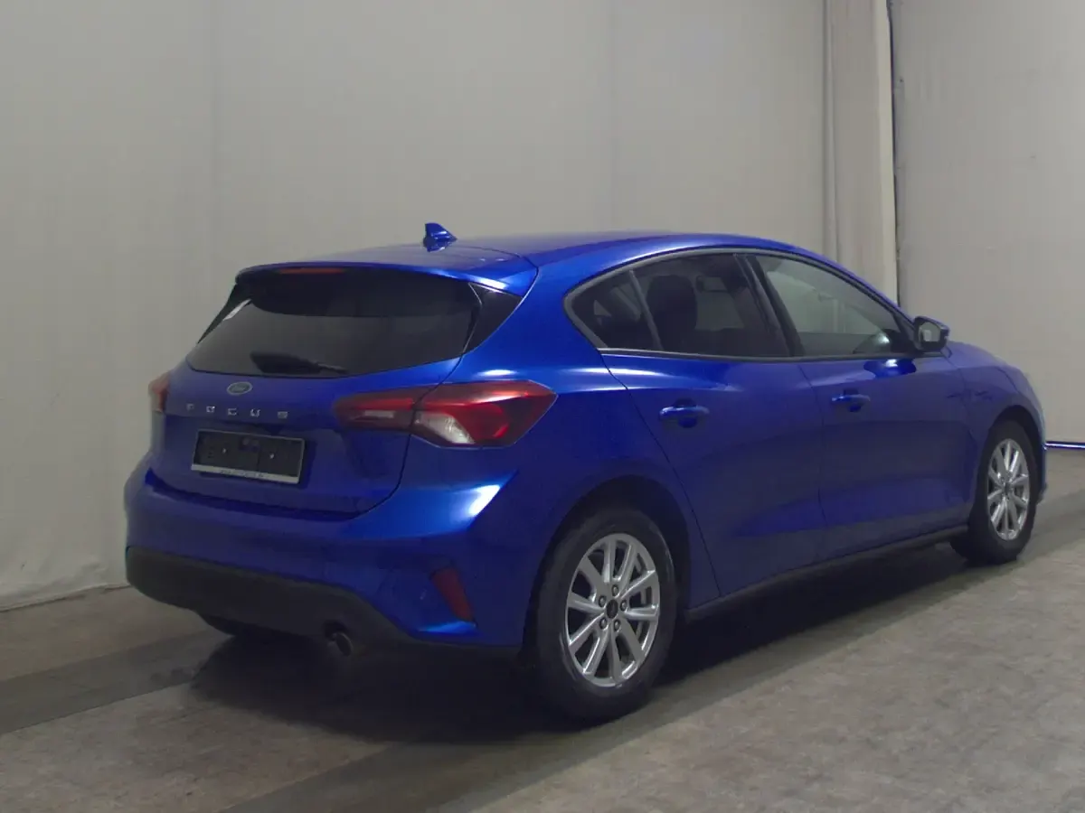 Używany Ford Focus Cool & Connect 120 KM (88 kW) 2022 Niebieski Sedan/Limuzyna