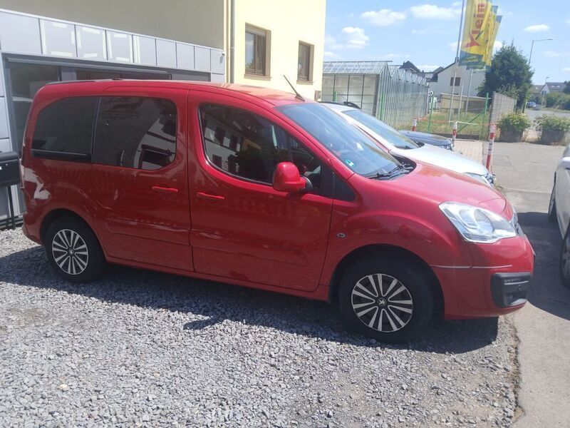 Rot Gebraucht 2018 Peugeot Partner Premium Van / Kleinbus | 5.700 € (Superpreis) - Bild 1/4