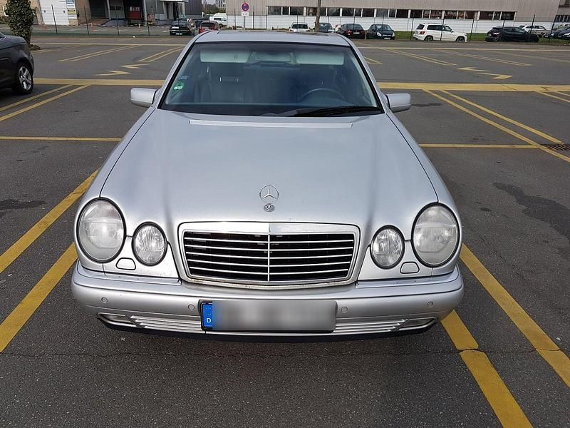 Silber Gebraucht 1999 Mercedes E200 Limousine | 4.999 € - Bild 1/4