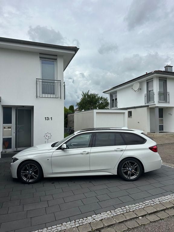Weiß Gebraucht 2018 BMW 320 M Sport Kombi | 22.900 € (Fairer Preis) - Bild 1/4