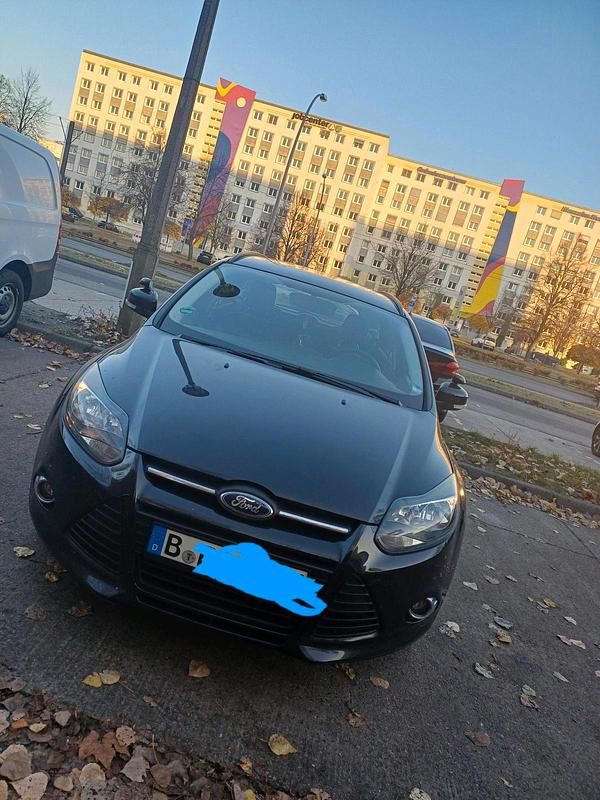 Schwarz Gebraucht 2013 Ford Focus Kombi | 3.300 € - Bild 1/4