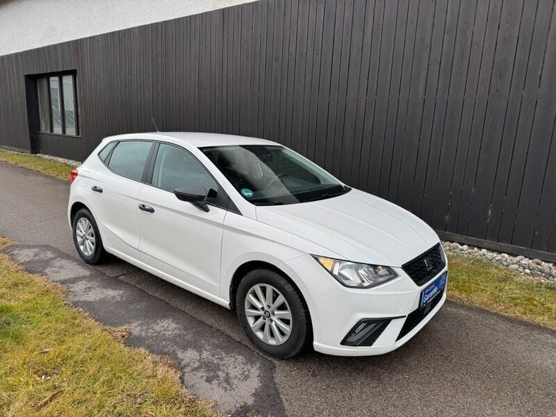 Weiß Gebraucht 2017 Seat Ibiza Reference Limousine | 7.999 € (Guter Preis) - Bild 1/4