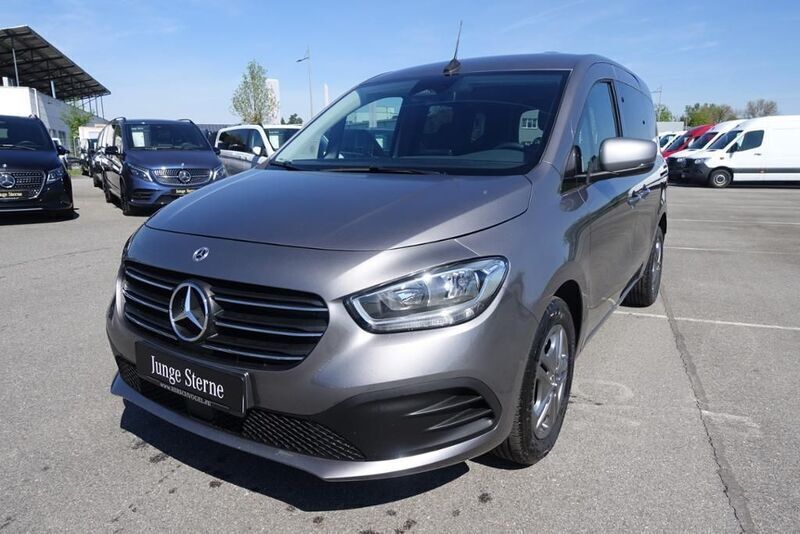 Grau Gebraucht 2023 Mercedes 180 Style Limousine | 24.590 € (Superpreis) - Bild 1/4