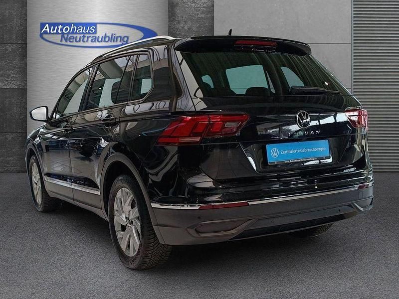 Gebraucht VW Tiguan Active 150 PS (110 kW) 2022 (schwarz) deep black perleffekt SUV