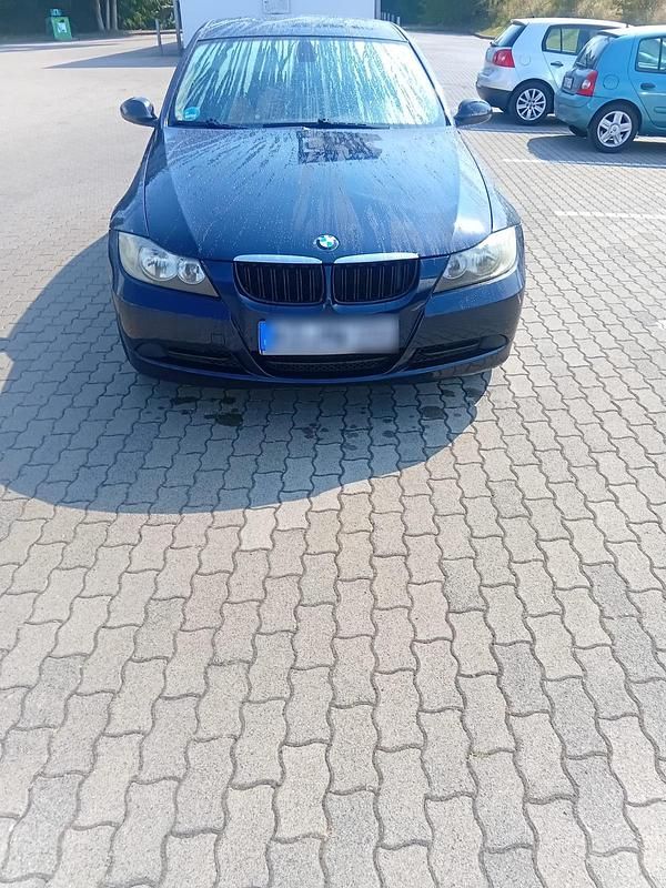 Blau Gebraucht 2007 BMW 318 Limousine | 4.500 € (Teuer) - Bild 1/4