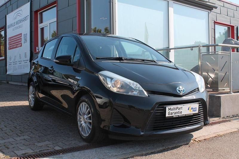 Schwarz Gebraucht 2014 Toyota Yaris Hybrid Active Limousine | 9.308 € (Etwas zu teuer) - Bild 1/4