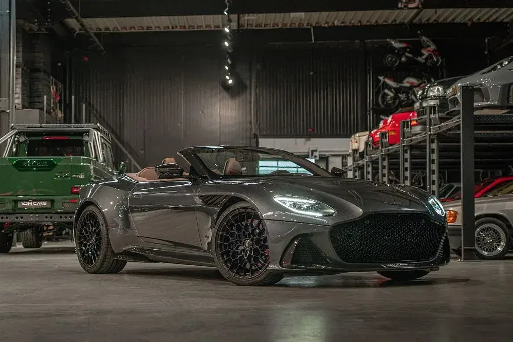Gebraucht Aston Martin DBS 725 PS (533 kW) 2023 Xenon grey signature Cabrio