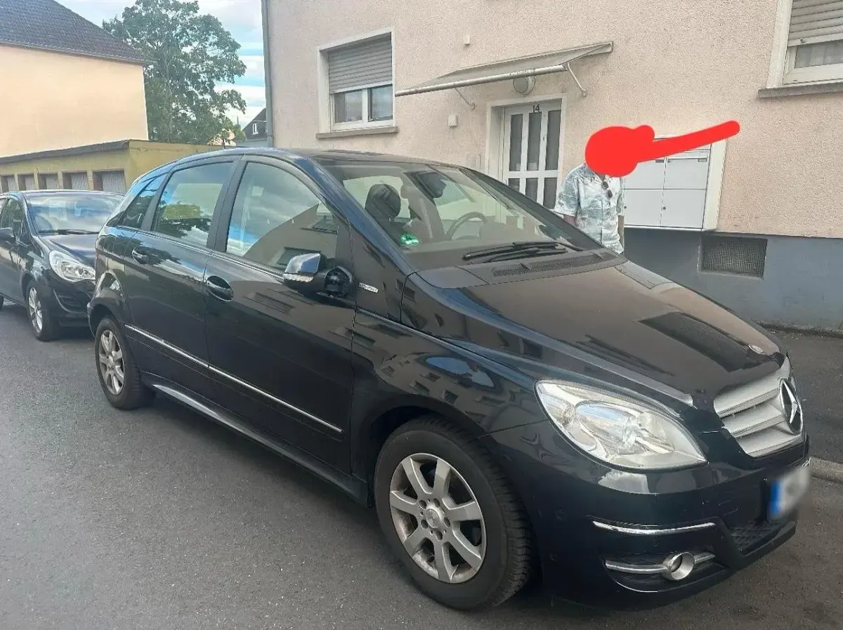 Gebraucht Mercedes B180 116 PS (85 kW) 2010 Schwarz Van / Kleinbus