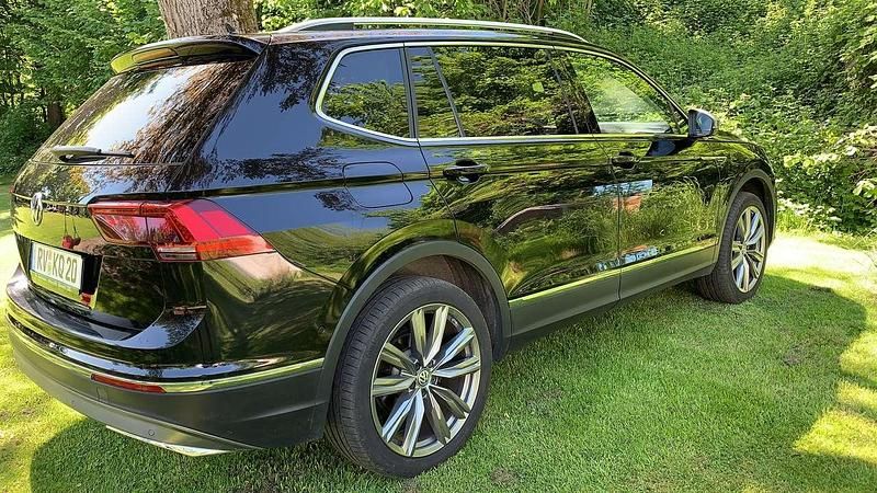 Schwarz Gebraucht 2018 VW Tiguan Allspace Highline SUV | 28.899 € (Etwas zu teuer) - Bild 1/4