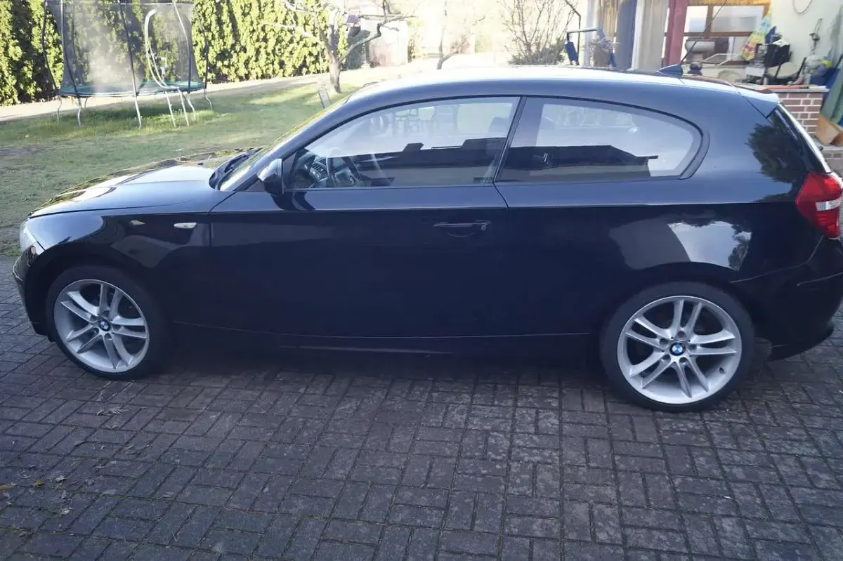 Gebraucht BMW 120 122 PS (89 kW) 2009 Schwarz Kleinwagen