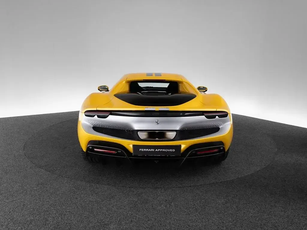 Gebraucht Ferrari 296 829 PS (609 kW) 2023 Giallo triplo strato Coupé