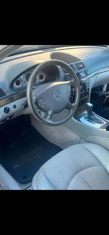 Gebraucht Mercedes E240 177 PS (130 kW) 2004 Schwarz Kombi