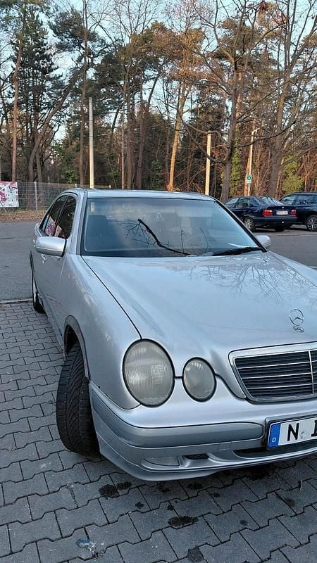 Gebraucht Mercedes E220 143 PS (105 kW) 2001 Silber Limousine