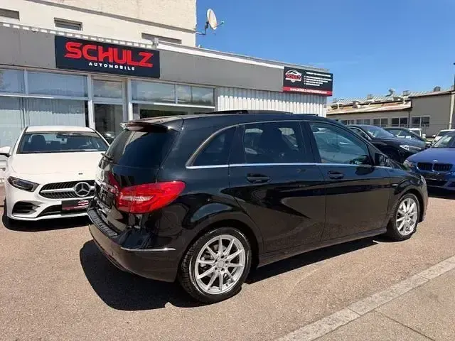 Gebraucht Mercedes B200 156 PS (114 kW) 2011 Schwarz Kleinwagen