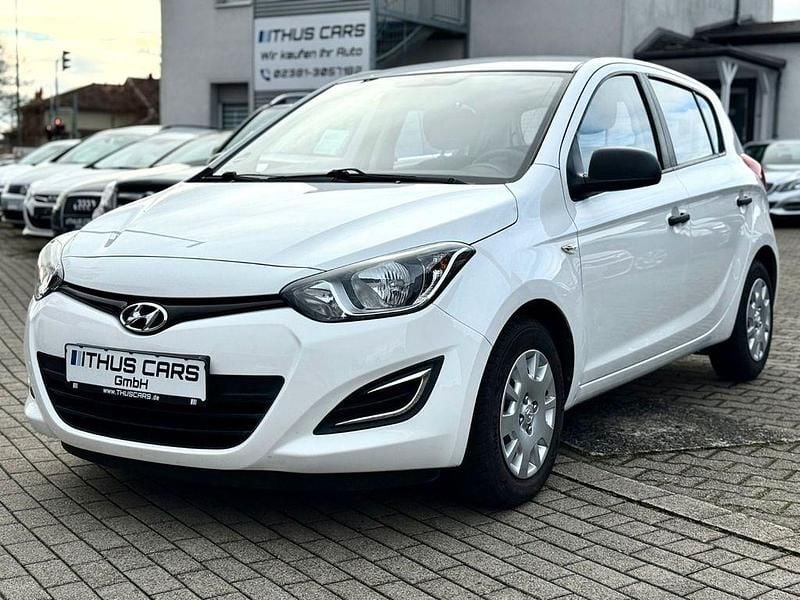 Weiß Gebraucht 2014 Hyundai i20 Edition Limousine | 4.990 € (Fairer Preis) - Bild 1/4