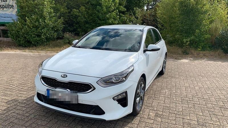 Weiß Gebraucht 2021 Kia Ceed Spirit Limousine | 19.300 € (Guter Preis) - Bild 1/4