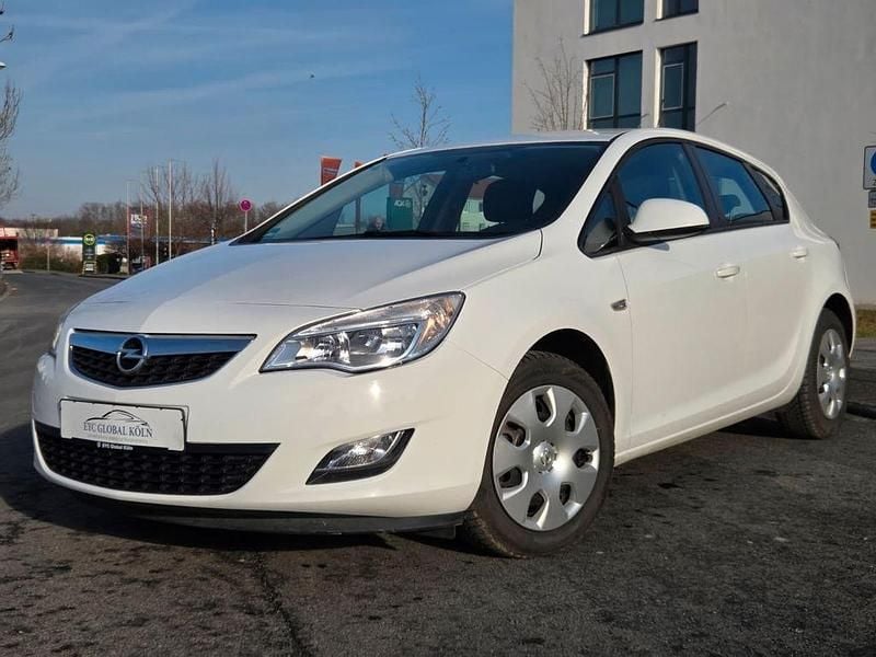 Weiß Gebraucht 2011 Opel Astra Limousine | 2.999 € (Guter Preis) - Bild 1/4
