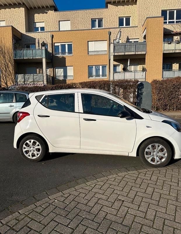 Gebraucht Hyundai i10 68 PS (50 kW) 2013 Weiß Kleinwagen