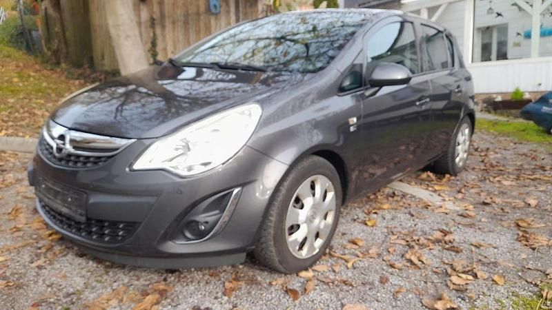 Grau Gebraucht 2012 Opel Corsa Limousine | 3.890 € (Fairer Preis) - Bild 1/4