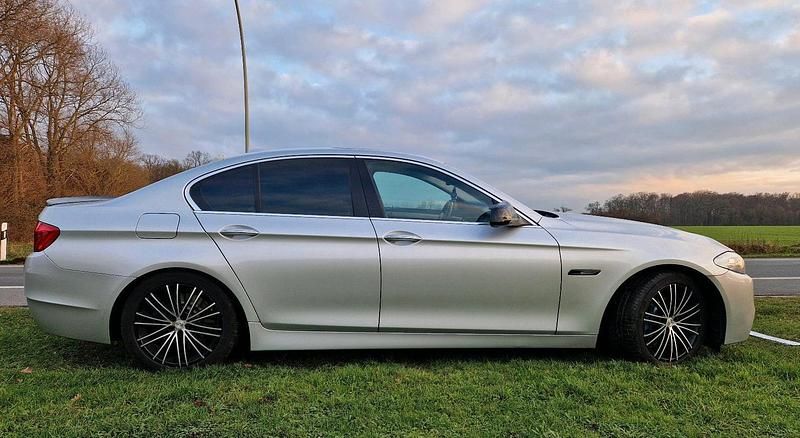 Silber Gebraucht 2012 BMW 530 M Sport Limousine | 11.900 € (Superpreis) - Bild 1/4
