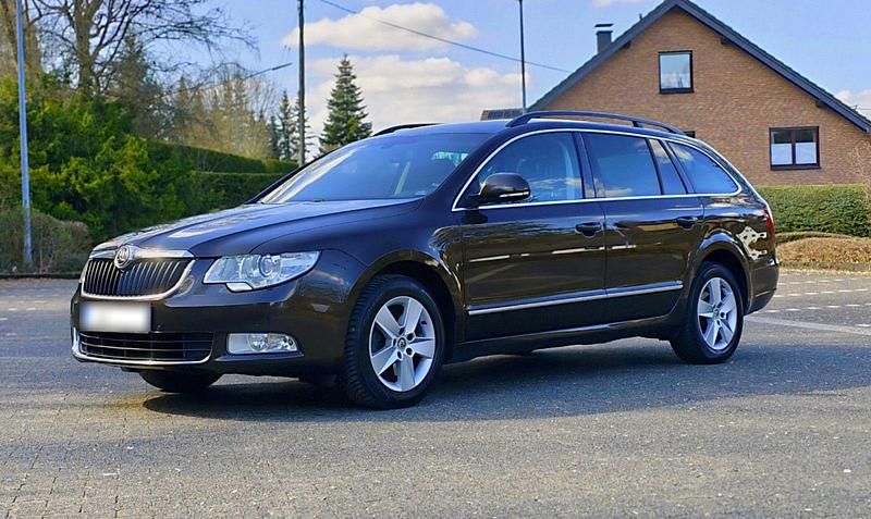 Gebraucht Skoda Superb Elegance 170 PS (125 kW) 2012 Braun Kombi