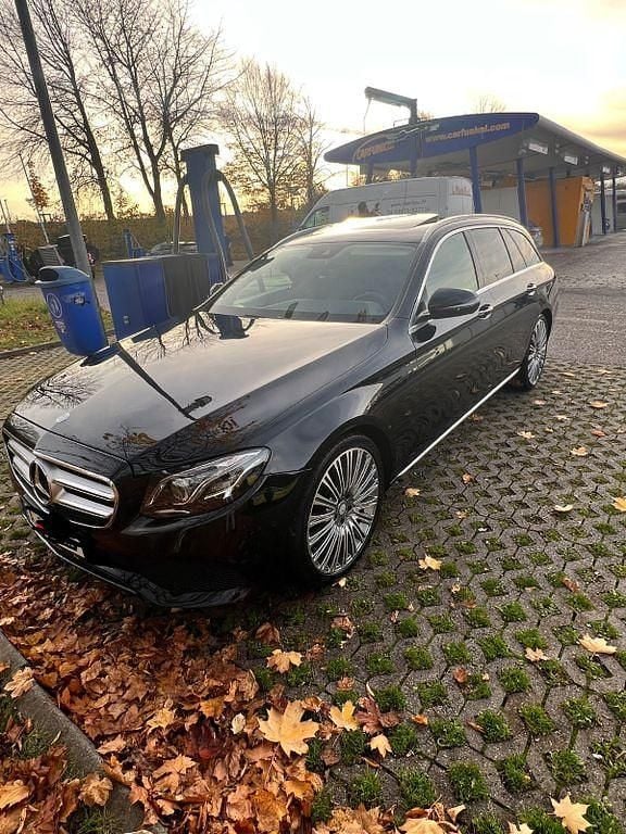 Schwarz Gebraucht 2017 Mercedes E220 Avantgarde Limousine | 16.500 € (Guter Preis) - Bild 1/4